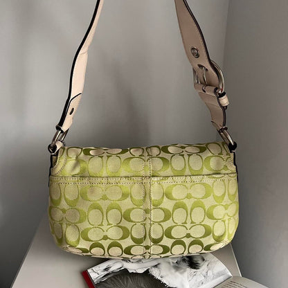 coach signature buckle shoulder bag - lime-green